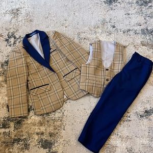 Boys suit size 5/6